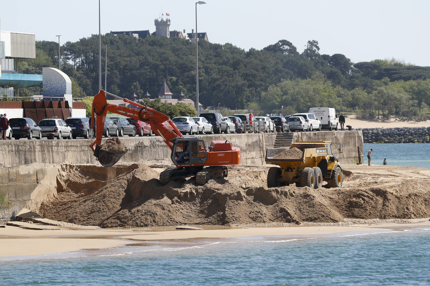 La Autoridad Portuaria inicia los trabajos para el trasvase de 15.000 metros cúbicos de arena acumulados frente al Museo Marítimo