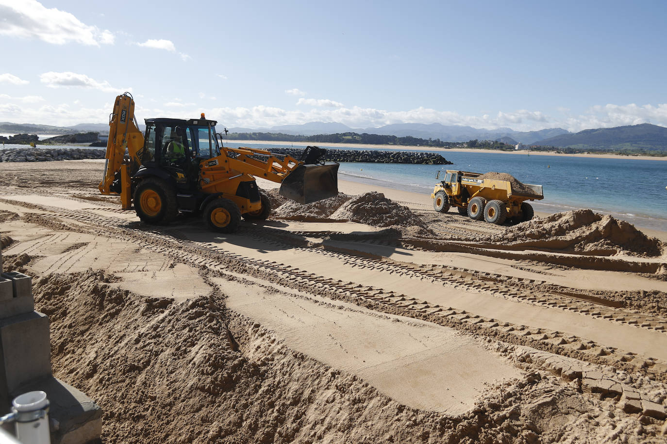 La Autoridad Portuaria inicia los trabajos para el trasvase de 15.000 metros cúbicos de arena acumulados frente al Museo Marítimo