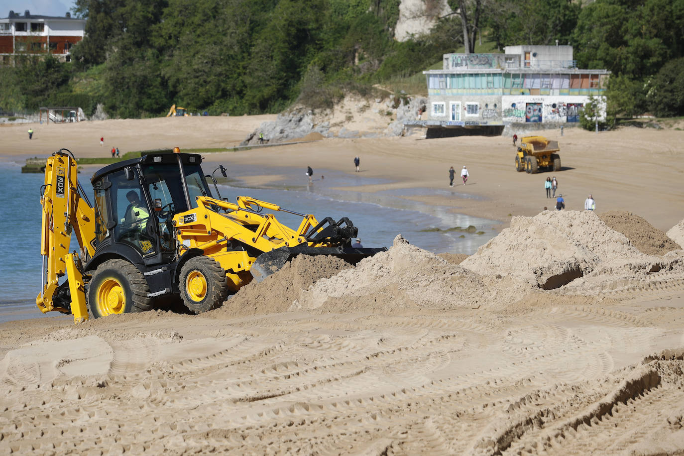 La Autoridad Portuaria inicia los trabajos para el trasvase de 15.000 metros cúbicos de arena acumulados frente al Museo Marítimo