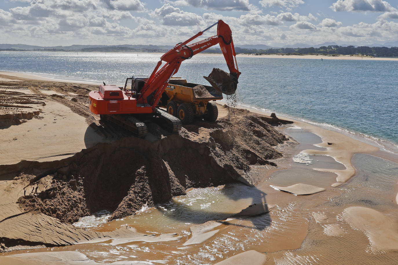 La Autoridad Portuaria inicia los trabajos para el trasvase de 15.000 metros cúbicos de arena acumulados frente al Museo Marítimo