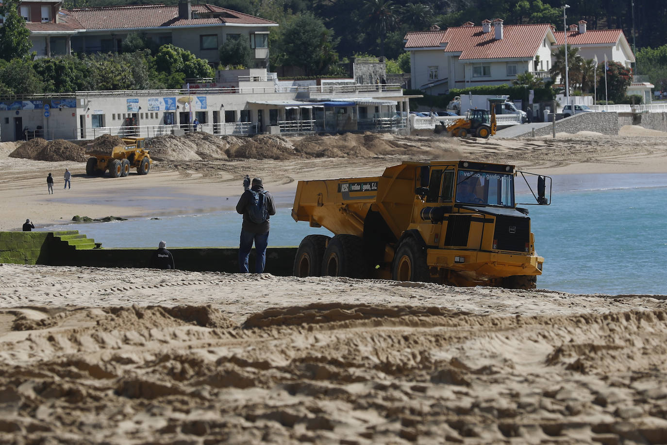 La Autoridad Portuaria inicia los trabajos para el trasvase de 15.000 metros cúbicos de arena acumulados frente al Museo Marítimo
