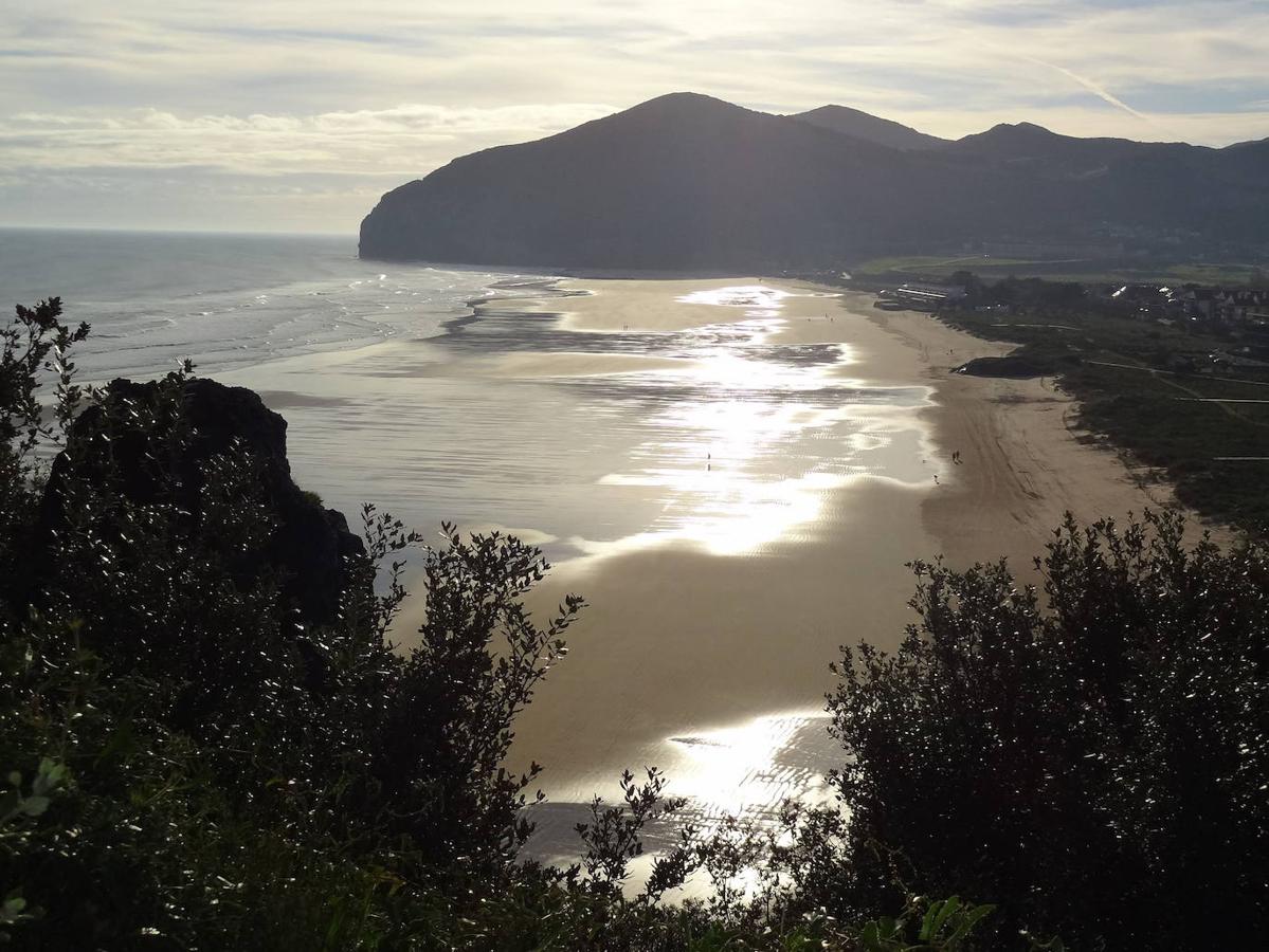 La playa de Berria, en Santoña, es otro de los arenales que destaca por su limpieza.