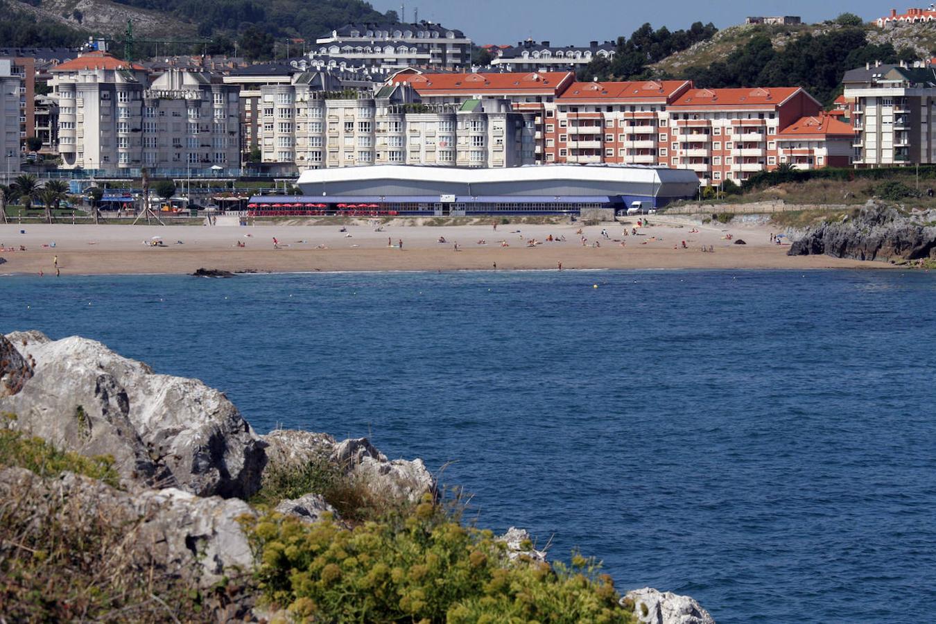 Vista general de la playa de Ostende, en Castro Urdiales.