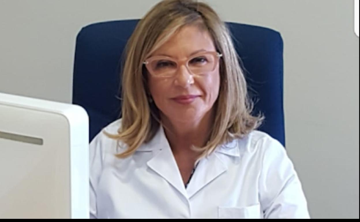 La doctora Antón en su consulta.