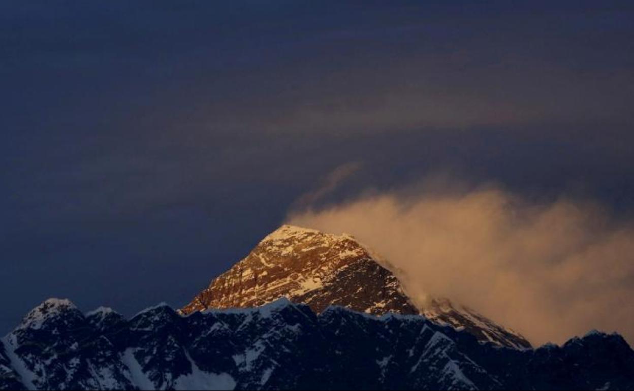 El monte Everest esta semana durante la puesta de sol en el distrito de Solukhumbu.