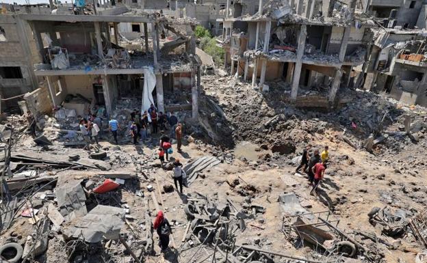 Imagen principal - 1. Edificios destruidos por los bombardeos israelíes. 2. Soldados israelíes preparan un blindado para disparar. 3. Impacto de un cohete palestino en la ciudad de Ascalón. 