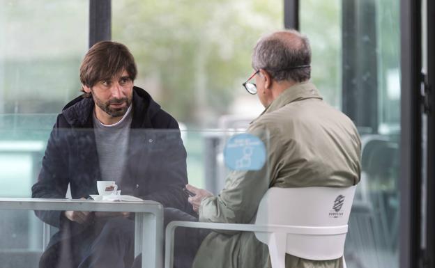 Pedro Menéndez y Jose María Amorrortu, este jueves en la cafetería de la Albericia.