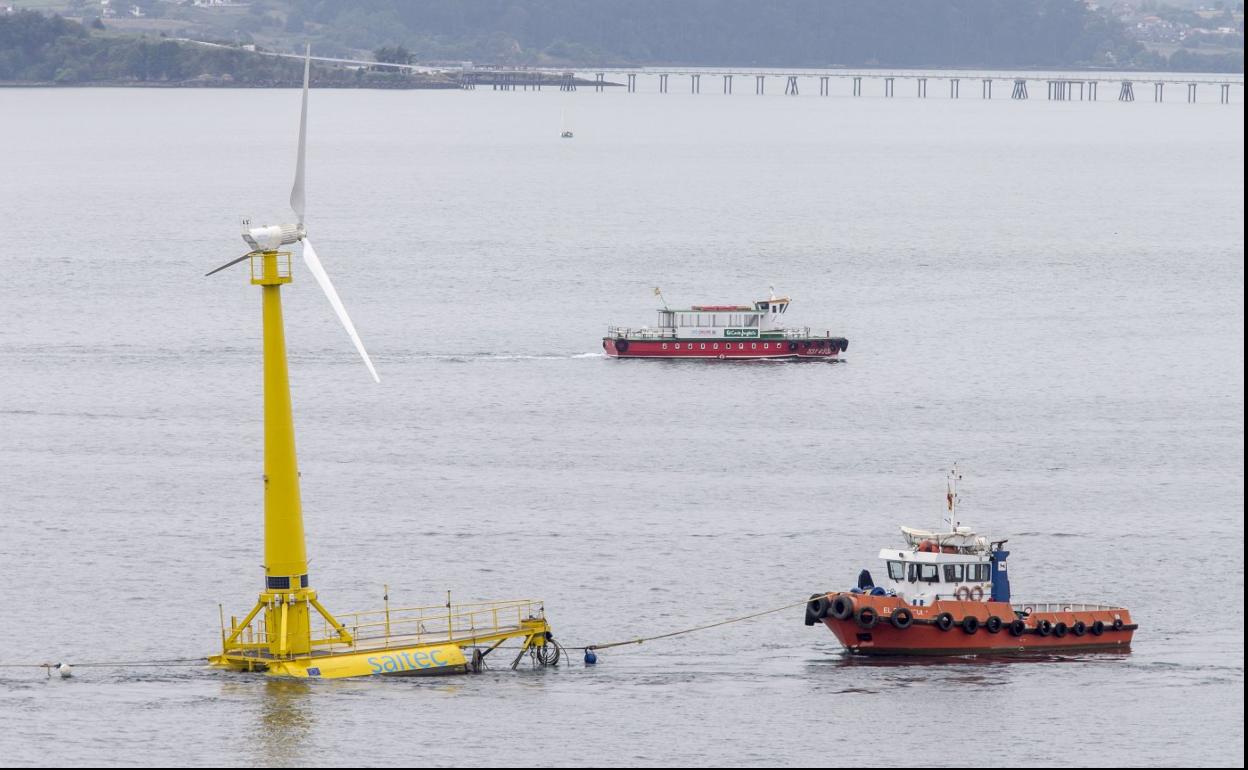 Traslado del aerogenerador experimental que la firma Saitec instaló en El Sardinero en agosto de 2020