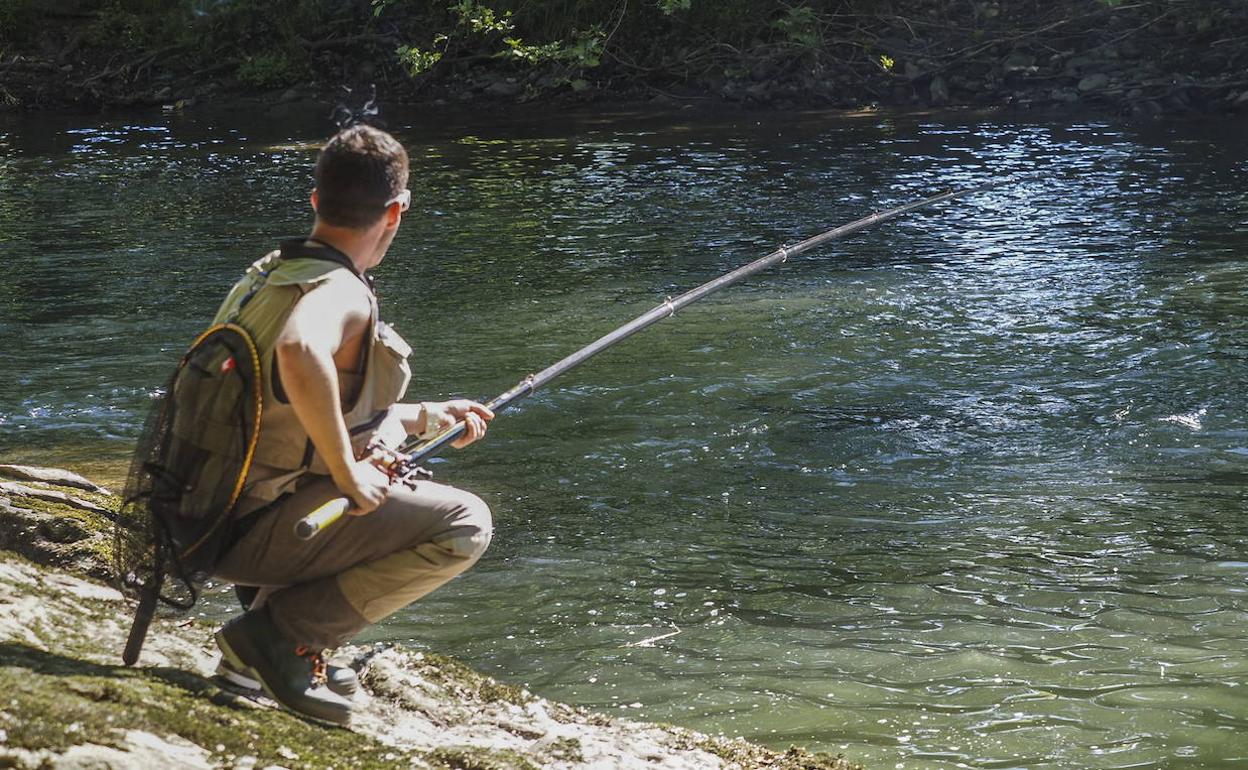 Imagen de archivo de un pescador en el río Asón.