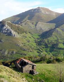 Imagen secundaria 2 - Arriba La Concha vistas desde las canales que descienden de calleja Albira, abajo a la izquierda las cumbres del calleja Albira 