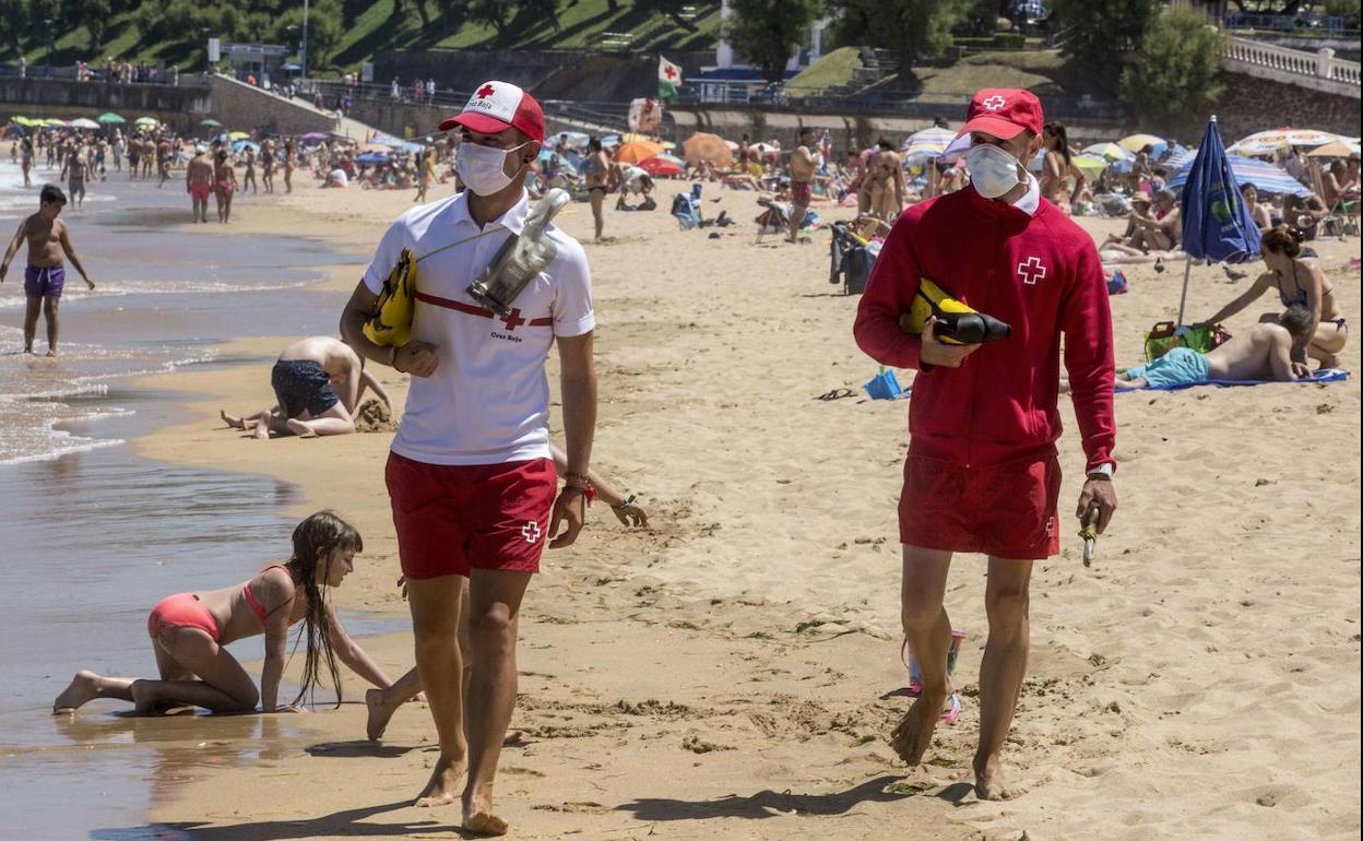 Socorristas en El Sardinero, el año pasado.