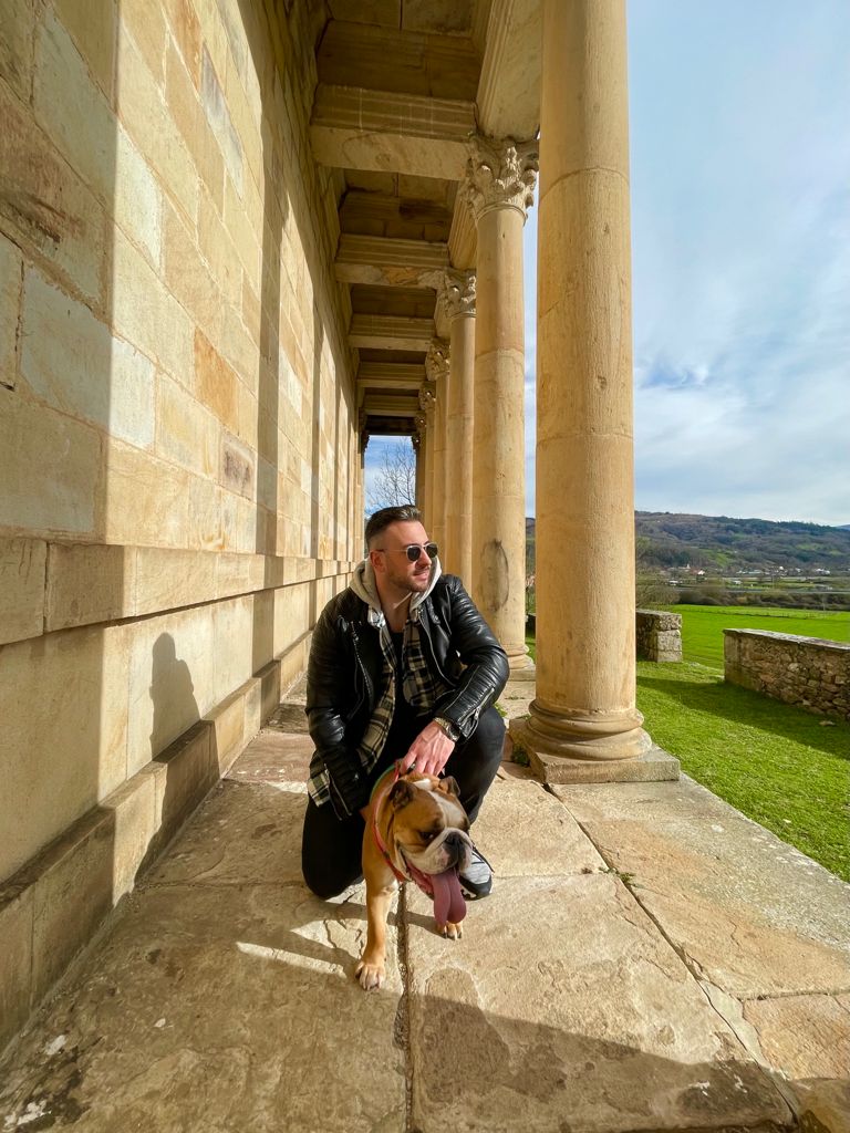 Con su perra Bimba en la Iglesia de San Jorge Las Fraguas, conocida como el 'Partenón' cántabro.