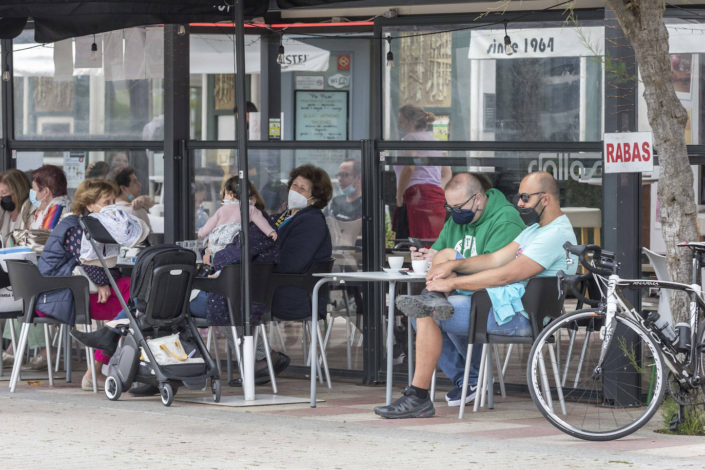 Castro Urdiales recibió menos visitantes de los esperados en el primer fin de semana completo tras el fin del estado de alarma, que estuvo condicionado por la lluvia