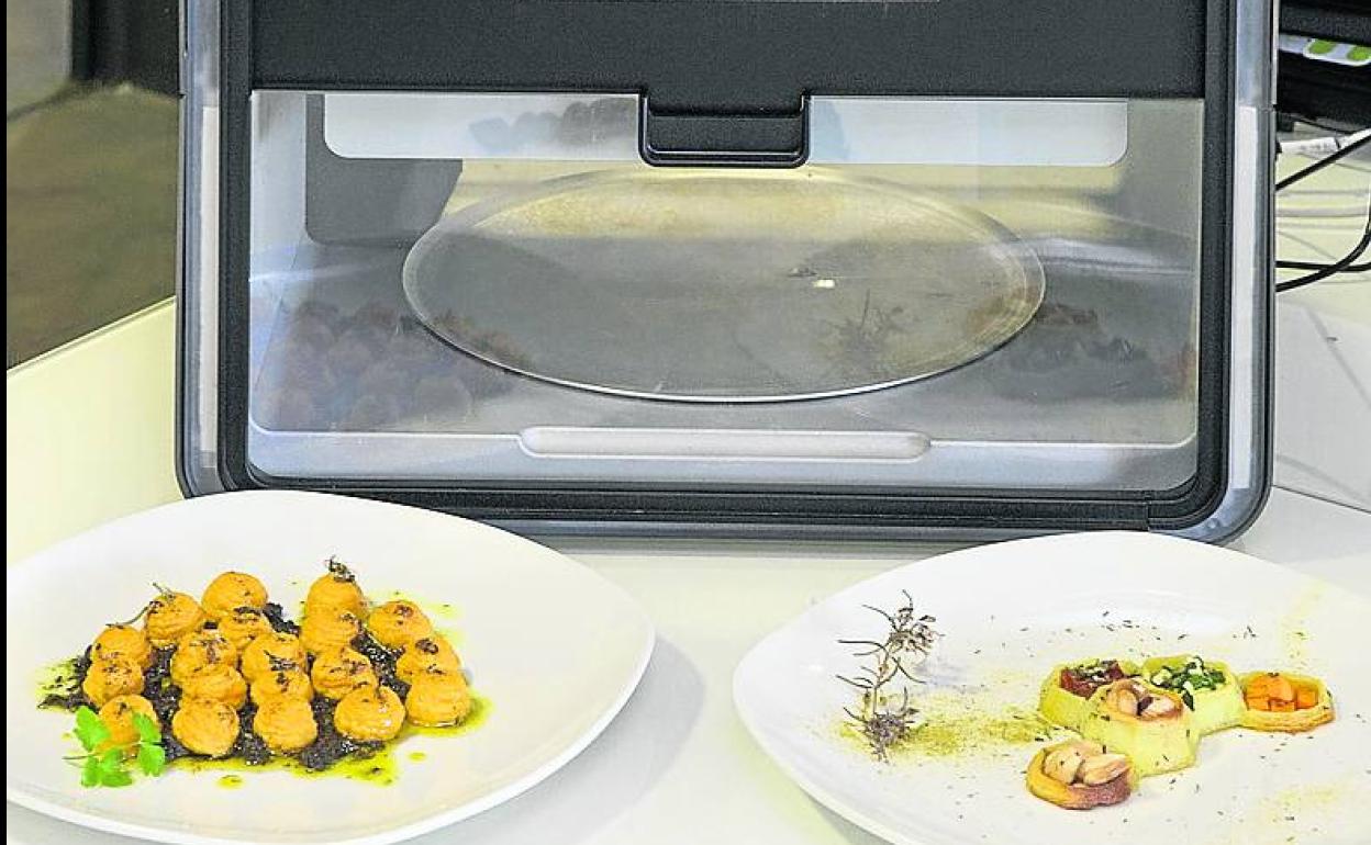 Una impresora alimentaria con dos de sus creaciones. 