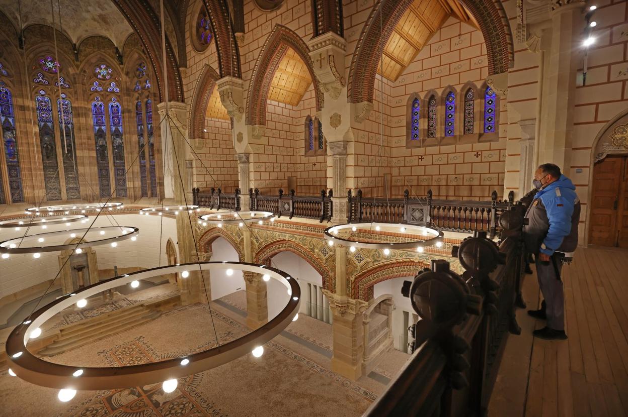 Un trabajador de seguridad observa la capilla del Seminario Mayor de la Pontificia. 