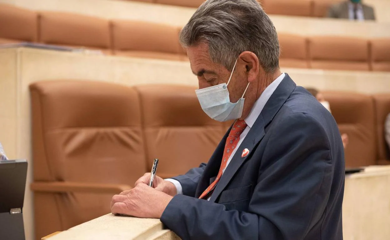 Revilla, en una imagen de archivo en el parlamento de Cantabria.