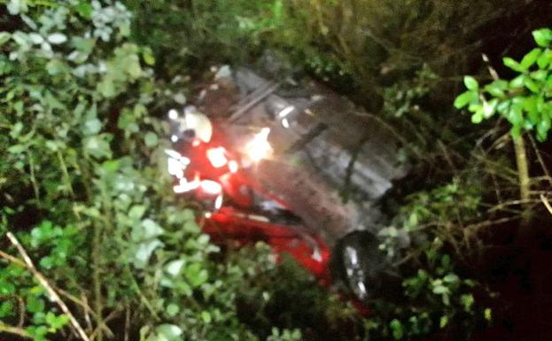 Imagen principal - Tres jóvenes, heridos leves tras salirse de la carretera y caerse con el coche al cauce del río Asón en Limpias