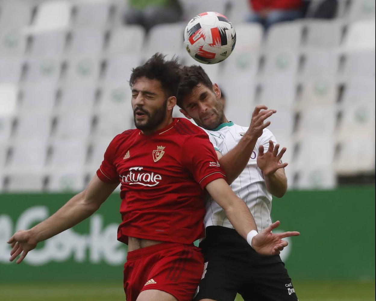 Jony, del Osasuna Promesas, y Óscar Gil, del Racing, en el partido que se disputó en El Sardinero. 