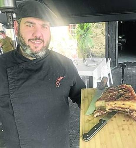 Imagen - Antonio Vicente Gómez con una costilla de cerdo celta.