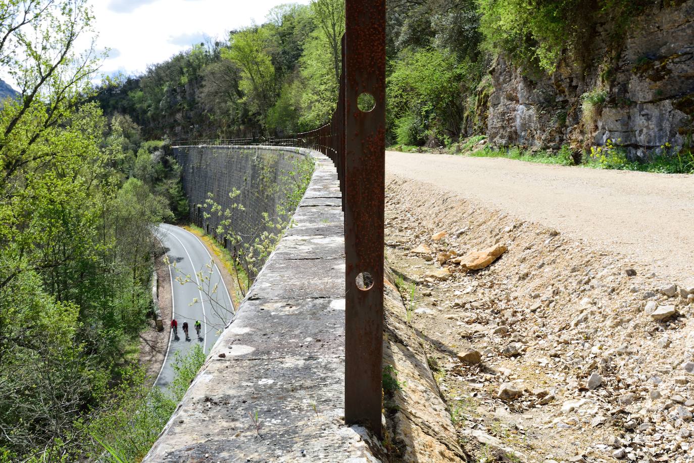 Muro de contención del gran talud de Quintanabaldo sobre el que discurría la vía del Santander-Mediterráneo, con la carretera de Villarcayo abajo