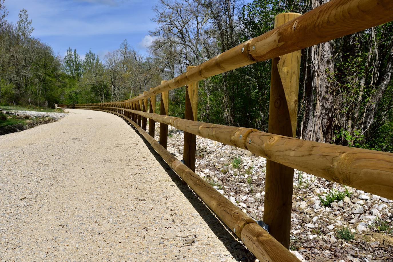 Uno de los tramos que asoman a precipicios o barrancos y requieren de vallado, entre Quintanabaldo y Puentedey