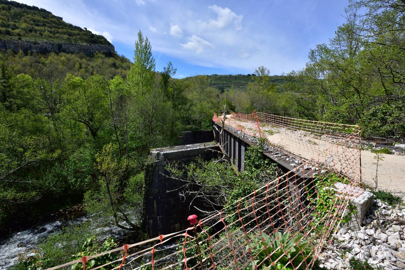 Otro de los puentes sobre el río Nela. En este caso no mediaba el vacío entre las traviesas