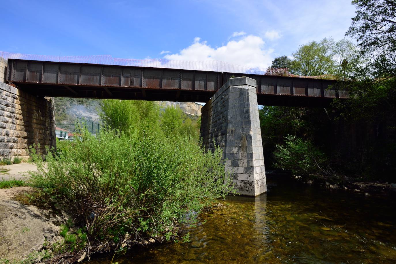 Puente ferroviario sobre el río Nela a su paso por Puentedey