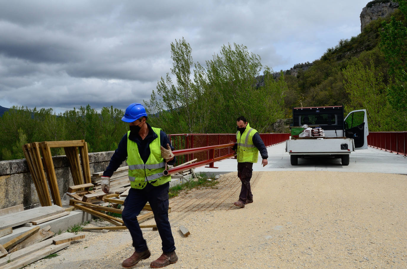 Obras en el viaducto de Santelices, por el que el ramal de La Engaña enlaza con el resto de la antigua traza del Santander-Mediterráneo