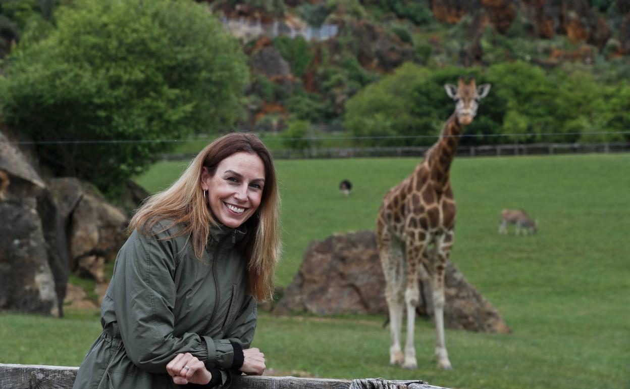 La nueva directora general de Turismo, Marta Barca, en el parque de Cabárceno, frente al recinto de las jirafas