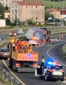 Imagen secundaria 2 - Herido grave el conductor de un camión tras volcar en la A-67 a la altura de Torrelavega