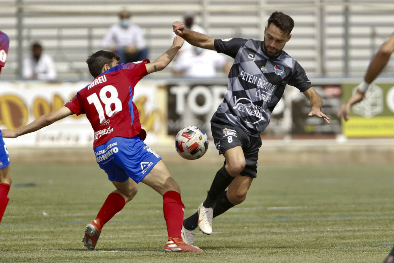 Fotos: El Laredo cae en Tarazona en minutos finales