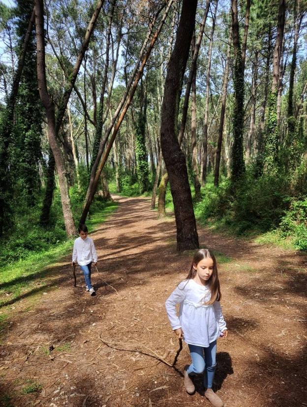 Valentina y Nicolás por el camino.