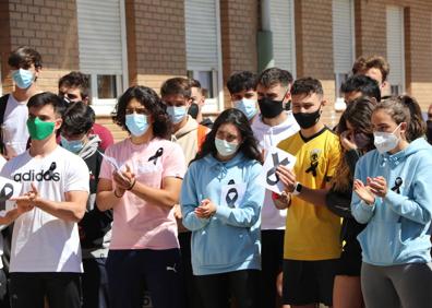 Imagen secundaria 1 - Los compañeros arropan a la familia de Mario Fuentes, el universitario asesinado en León