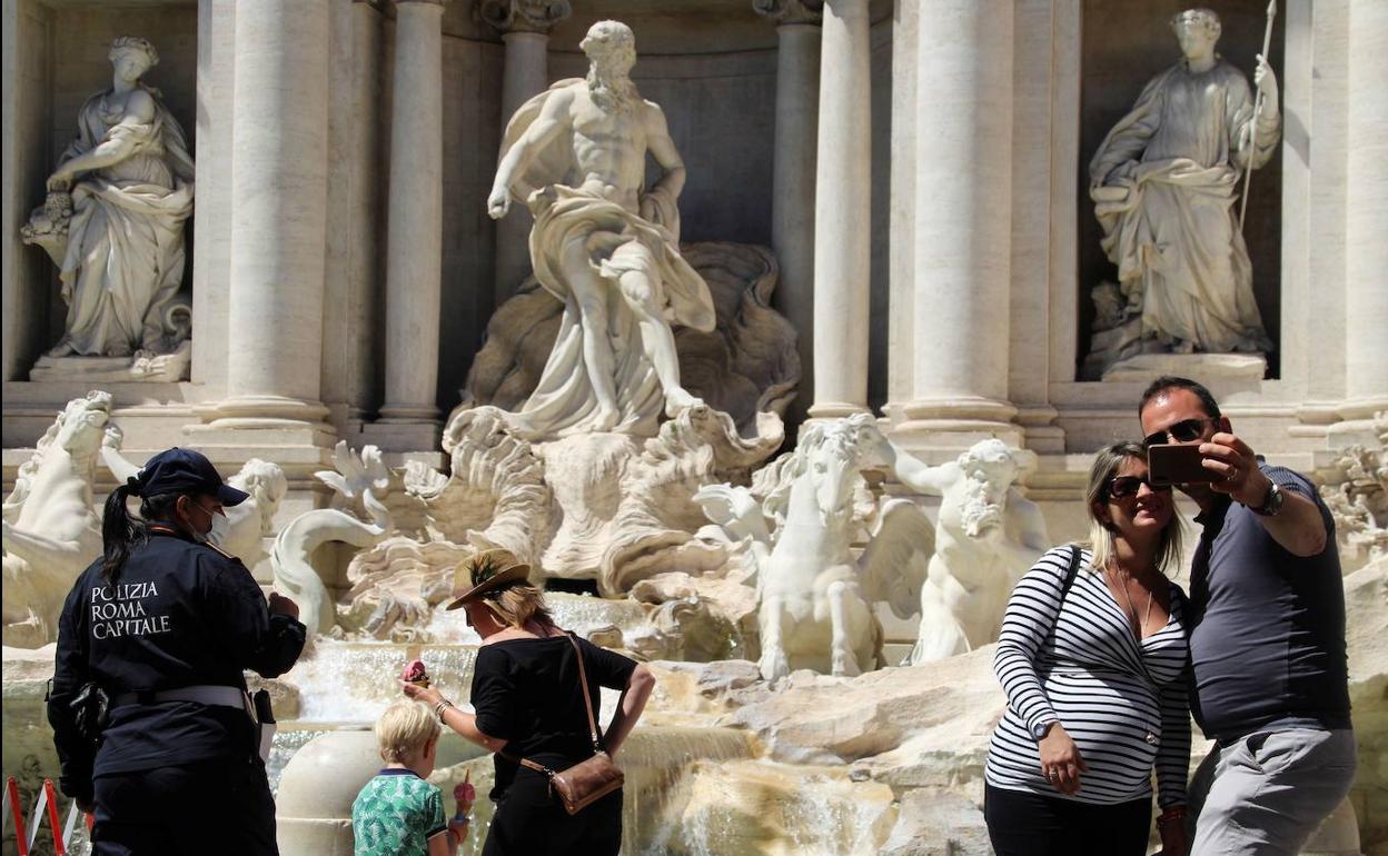 Turistas en la Fontana de Trevi, en Roma.