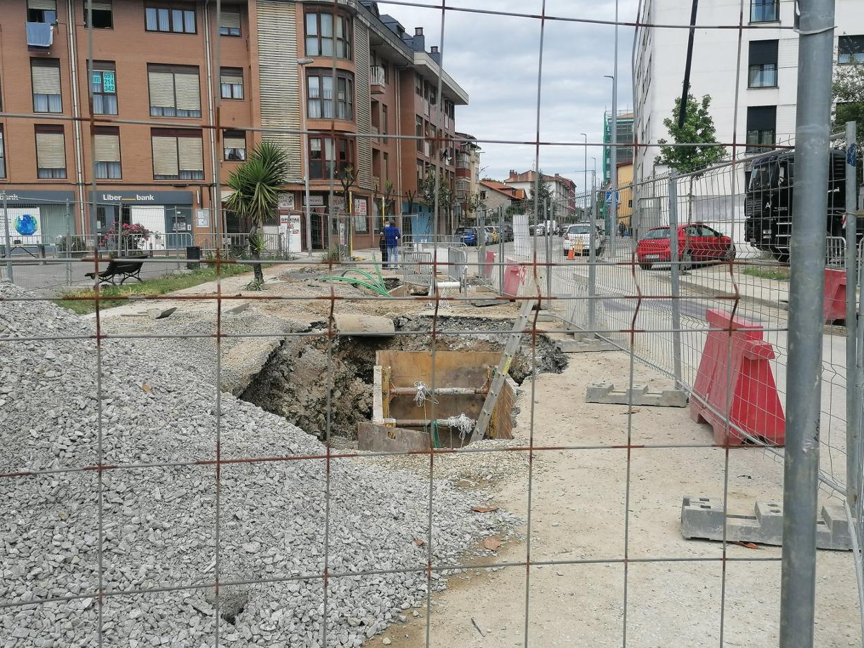 Los márgenes de la carretera de acceso al barrio de Boo están levantados desde hace semanas. s. i. 