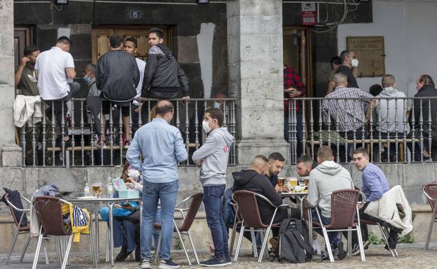 Ambiente en una terraza de Castro Urdiales.