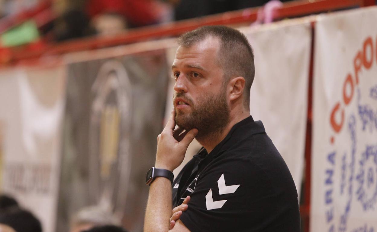 Álex Mozas, en el partido del sábado del Bathco Torrelavega ante el Acanor. En tres temporadas, el técnico ha conseguido el ascenso a la Asobal. 