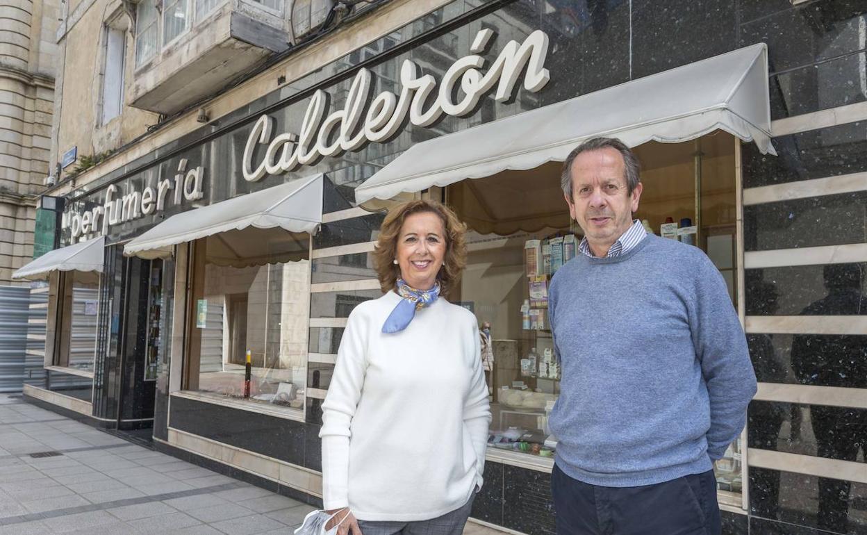 Luisa y Ricardo Calderón (sin la mascarilla sólo para la foto), frente a la perfumería, en la calle Ataulfo Argenta.