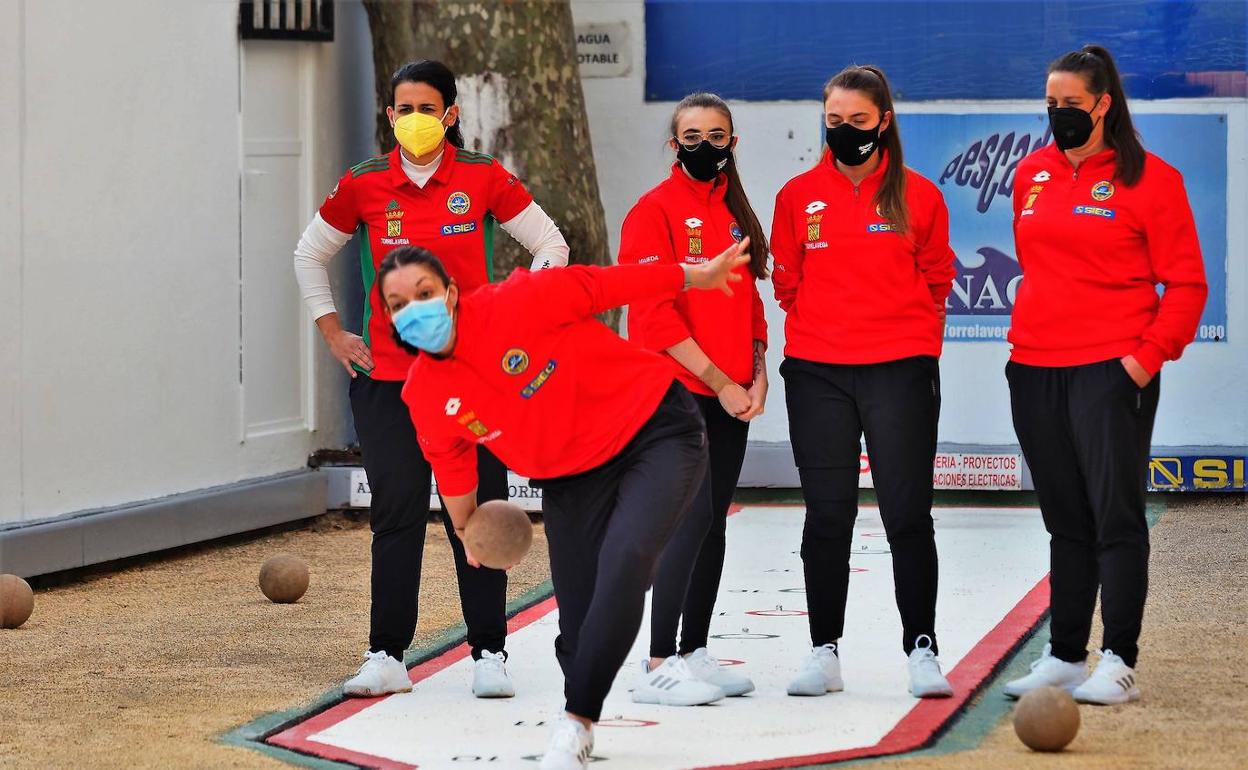 Laura Saiz, al tiro para Torrelavega esta temporada junto a Miriam Velarde, Águeda e Iris Cagigas y Alicia Saiz. 