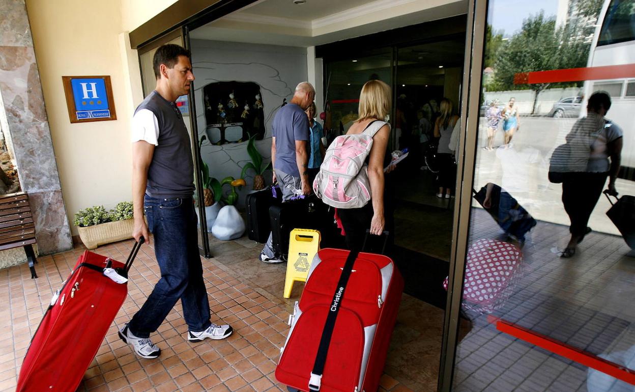 Un grupo de turistas llega a un hotel en Mallorca. 