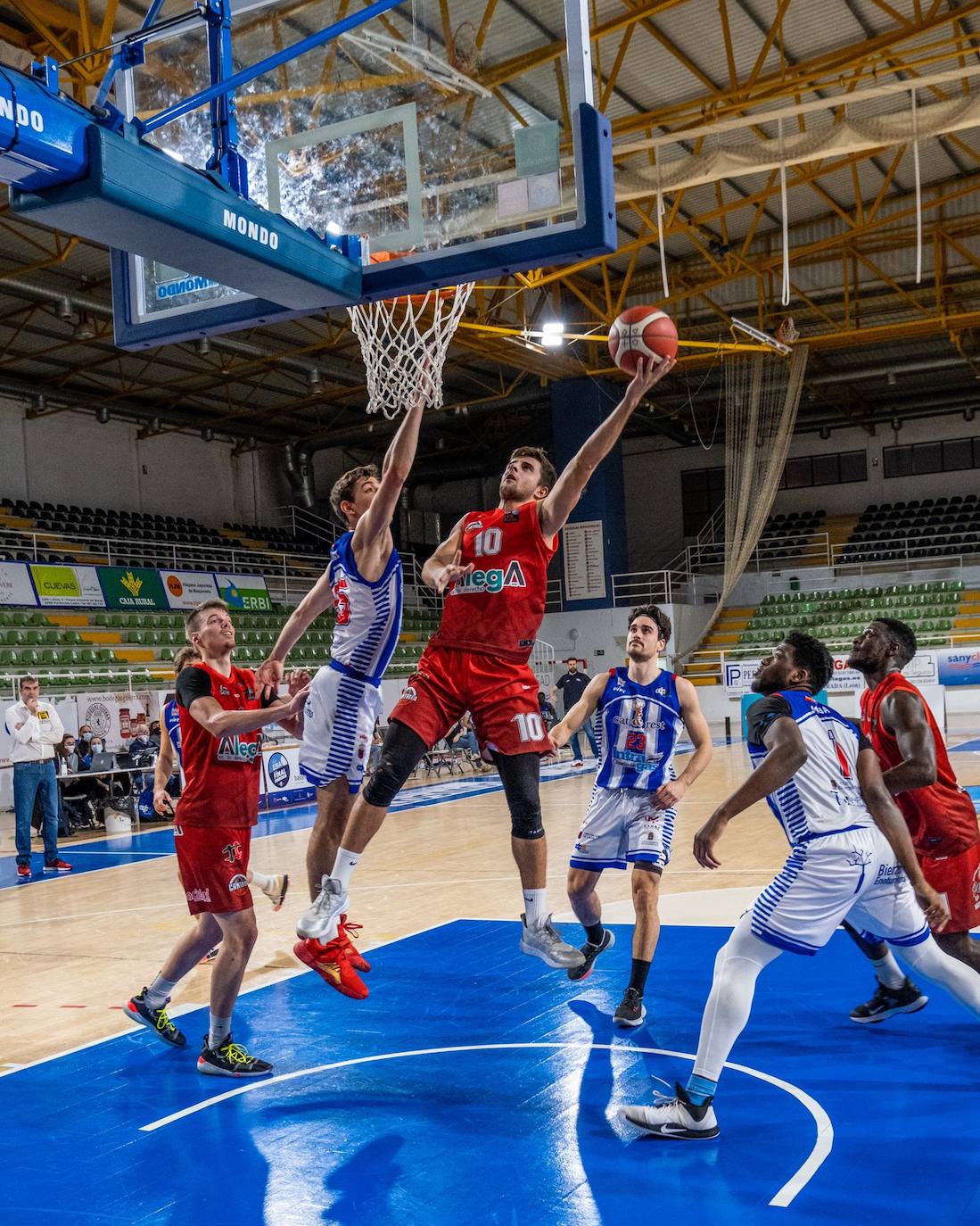 Imagen secundaria 2 - El Alega visita al Ponferrada en el primer partido de los cuartos de final por el ascenso a la LEB oro