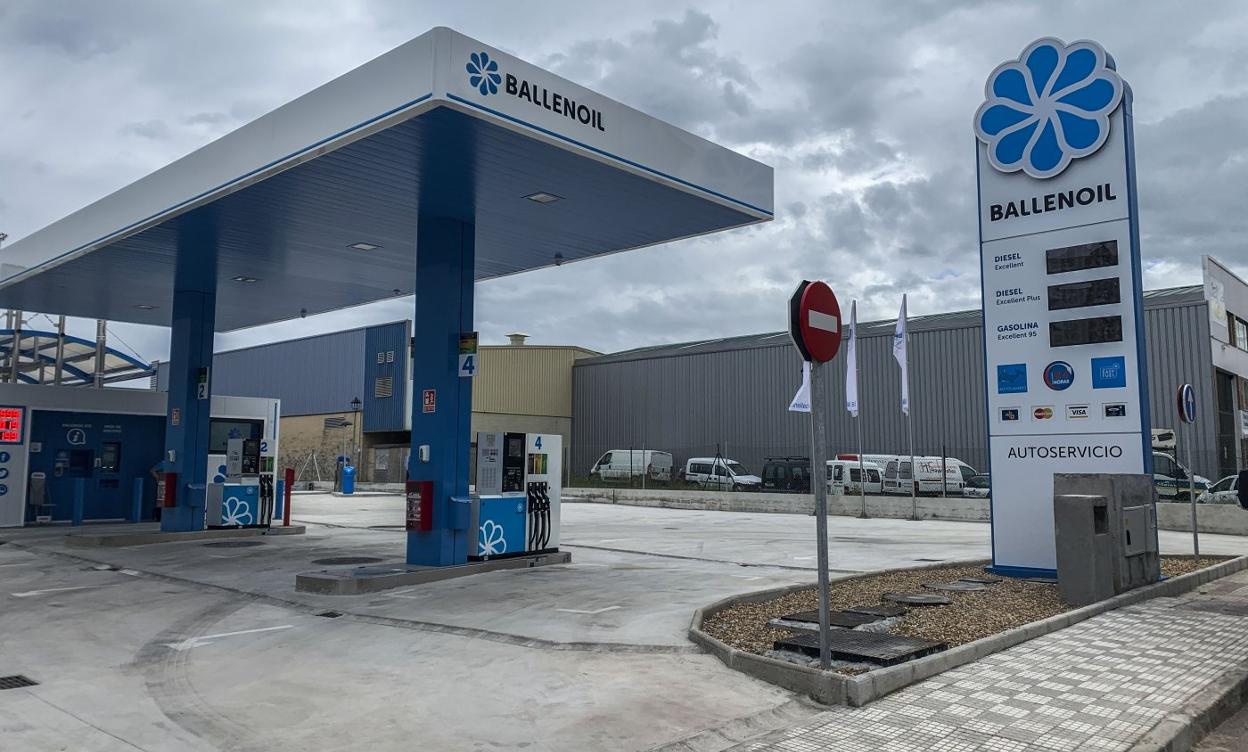 Estación de servicio que Ballenoil explota en la actualidad en la localidad de Maliaño. 