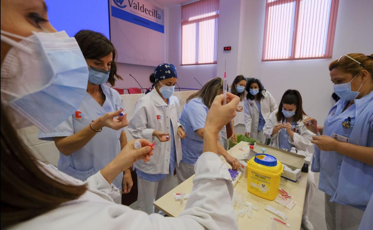 Personal de enfermería, durante una de las jornadas de vacunación desplegadas en el Hospital Valdecilla.