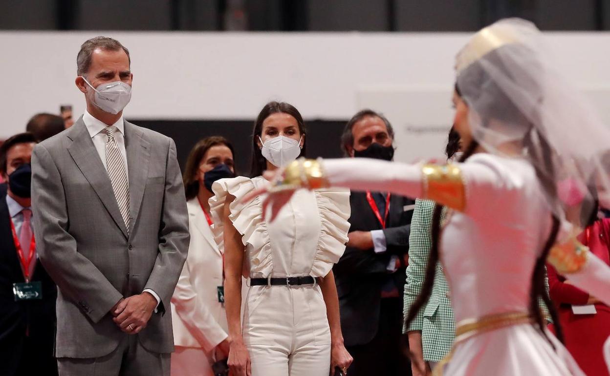 Los Reyes Don Felipe y Doña Letizia, durante su visita a Fitur 2021, este miércoles en Madrid.