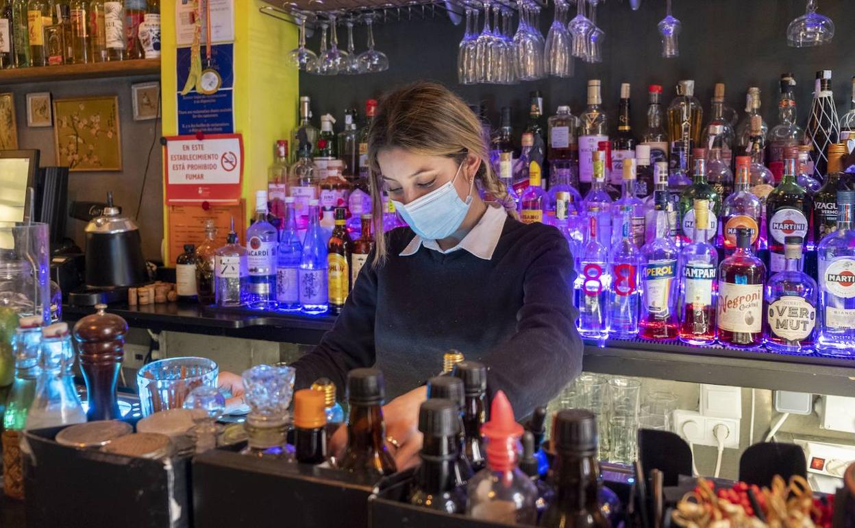 Una camarera tras la barra de un bar de Santander