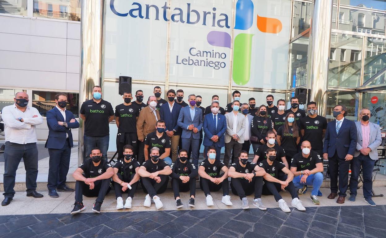 El Ejecutivo regional ha recibido a la plantilla y cuerpo técnico del Bathco Balonmano Torrelavega para felicitarlos por su ascenso a Asobal. 
