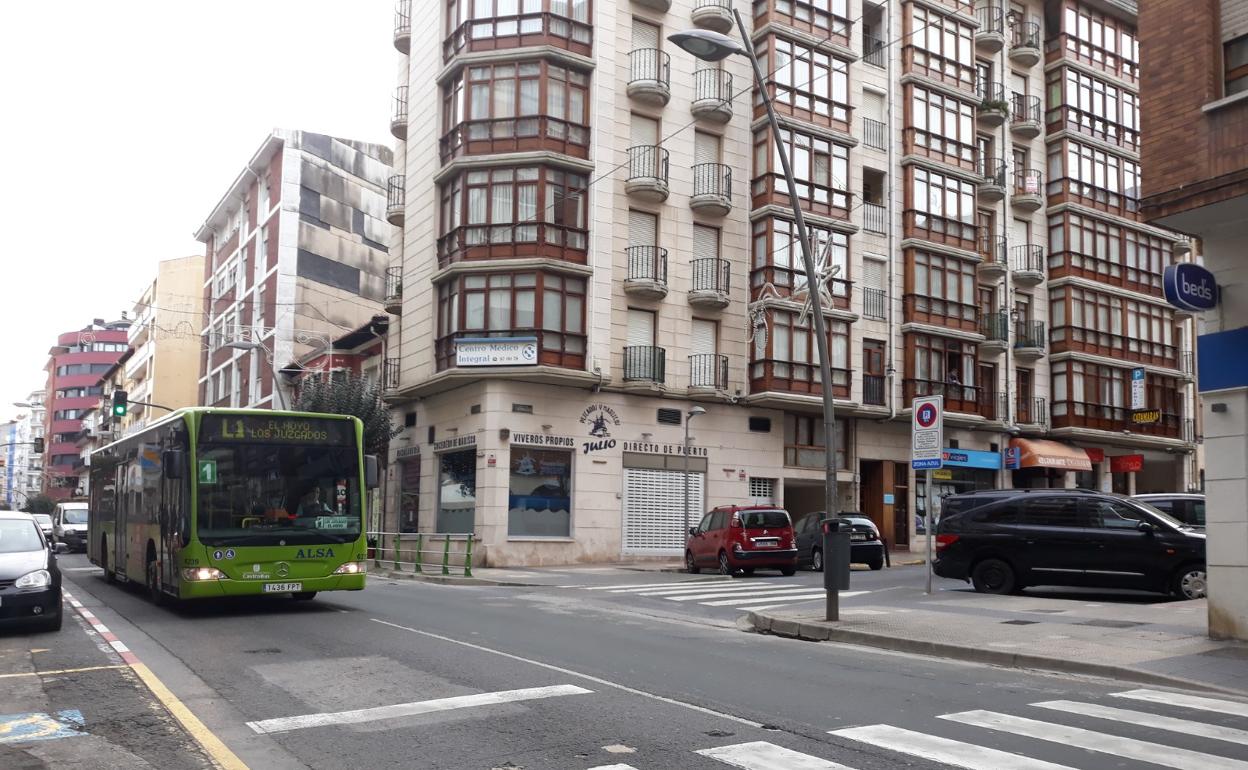 El CastroBús a su paso por la calle La Ronda.