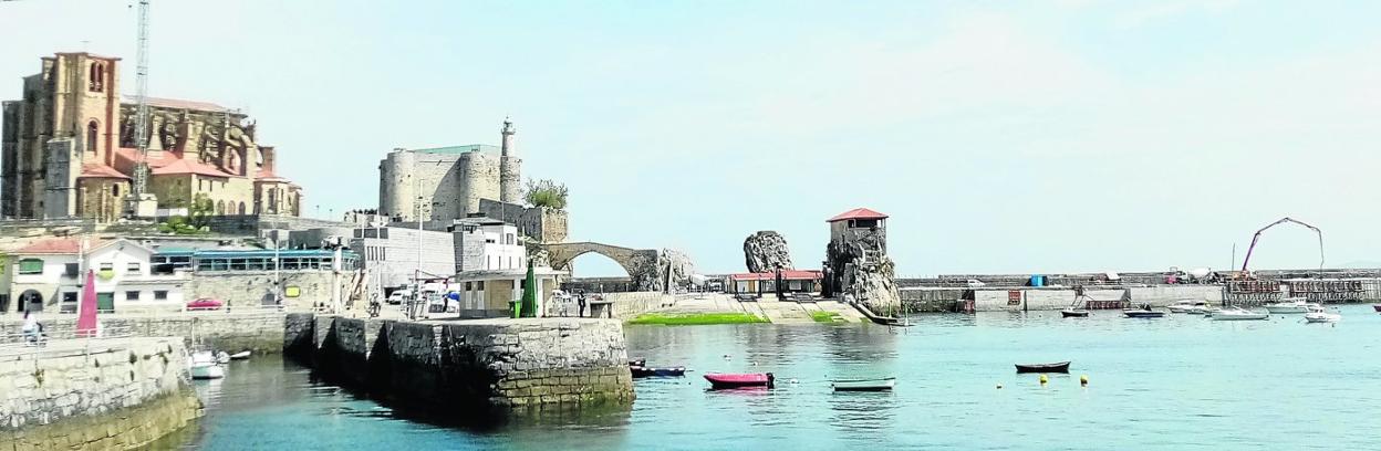 Vistas del conjunto histórico de Castro Urdiales y, a la derecha, el dique norte en obras. 