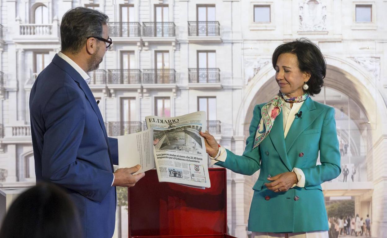 La presidenta de la entidad Ana Botín, en el momento en que introduce en la 'cápsula del tiempo' el ejemplar de El Diario.