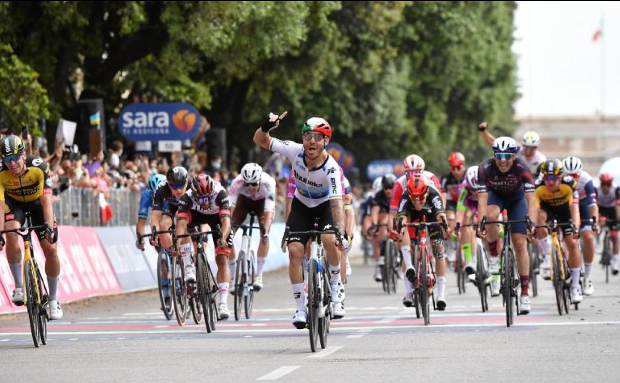 Giacomo Nizzolo celebra su victoria al esprint en Verona.